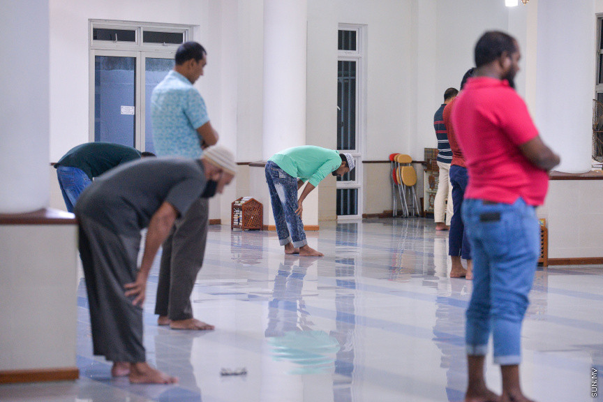 ޖޫން 15، 2020: ރައްކާތެރިކަމުގެ ފިިޔަވަޅުތައް އަޅައި، ޖަމާއަތް ނުހަދާގޮތަށް މިސްކިތް ހުޅުވާލުން -- ސަން ފޮޓޯ/ ފަޔާޒު މޫސާ