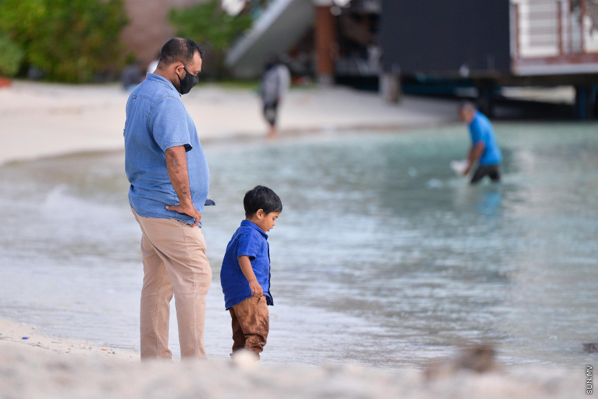 ޖޫން 18، 2020: ކޮވިޑް19ގެ ޕޮޒިޓިވް ކޭސްއެށް މާލޭއިން ފެނުމާގުޅިގެން މާލޭ ސަރަހައްދު ލޮކްޑައުން ކުރުމާށްފަހު ދެ މަސް ދުވަސް ފަހުން ބޮޑު ލުއިތަކެއް ދިނުމާއެކު ކުޑަކުދިންނަށް ބޭރަށް ނިކުމެ އުފާކުރުން: ކުޑަ ކުދިންނަށް ބޭރަށް ނިކުމެވޭނެ ވަގުތަކީ ހަވީރު 4:00 - 6:00 އަަށް - ސަން ފޮޓޯ/ ފަޔާޒު މޫސާ