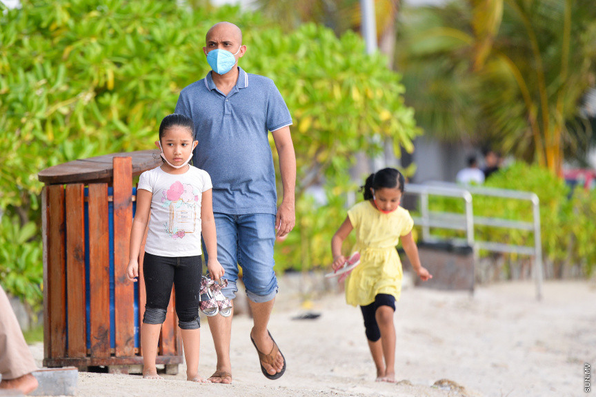 ޖޫން 18، 2020: ކޮވިޑް19ގެ ޕޮޒިޓިވް ކޭސްއެށް މާލޭއިން ފެނުމާގުޅިގެން މާލޭ ސަރަހައްދު ލޮކްޑައުން ކުރުމާށްފަހު ދެ މަސް ދުވަސް ފަހުން ބޮޑު ލުއިތަކެއް ދިނުމާއެކު ކުޑަކުދިންނަށް ބޭރަށް ނިކުމެ އުފާކުރުން: ކުޑަ ކުދިންނަށް ބޭރަށް ނިކުމެވޭނެ ވަގުތަކީ ހަވީރު 4:00 - 6:00 އަަށް - ސަން ފޮޓޯ/ ފަޔާޒު މޫސާ