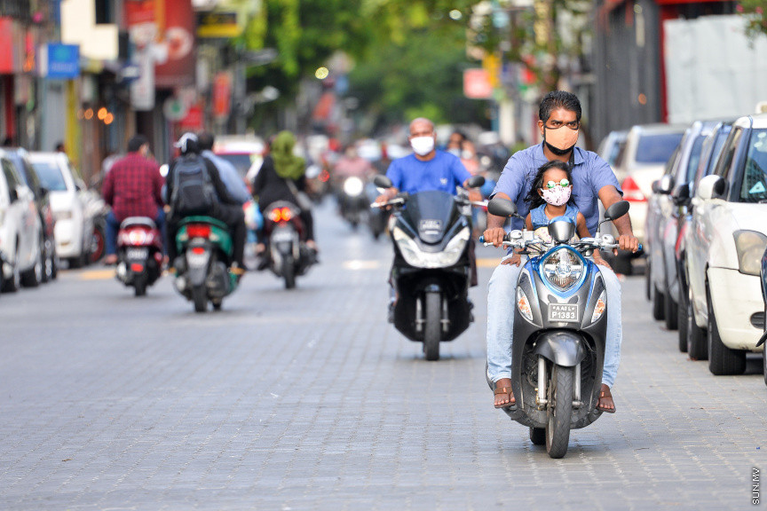 ޖޫން 18، 2020: ކޮވިޑް19ގެ ޕޮޒިޓިވް ކޭސްއެށް މާލޭއިން ފެނުމާގުޅިގެން މާލޭ ސަރަހައްދު ލޮކްޑައުން ކުރުމާށްފަހު ދެ މަސް ދުވަސް ފަހުން ބޮޑު ލުއިތަކެއް ދިނުމާއެކު ކުޑަކުދިންނަށް ބޭރަށް ނިކުމެ އުފާކުރުން: ކުޑަ ކުދިންނަށް ބޭރަށް ނިކުމެވޭނެ ވަގުތަކީ ހަވީރު 4:00 - 6:00 އަަށް - ސަން ފޮޓޯ/ ފަޔާޒު މޫސާ