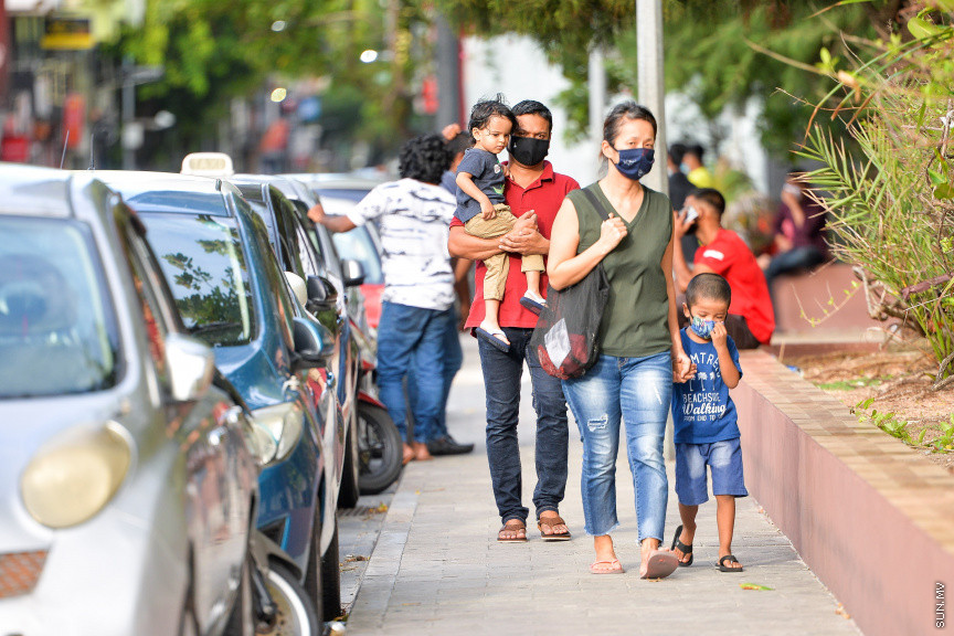 ޖޫން 18، 2020: ކޮވިޑް19ގެ ޕޮޒިޓިވް ކޭސްއެށް މާލޭއިން ފެނުމާގުޅިގެން މާލޭ ސަރަހައްދު ލޮކްޑައުން ކުރުމާށްފަހު ދެ މަސް ދުވަސް ފަހުން ބޮޑު ލުއިތަކެއް ދިނުމާއެކު ކުޑަކުދިންނަށް ބޭރަށް ނިކުމެ އުފާކުރުން: ކުޑަ ކުދިންނަށް ބޭރަށް ނިކުމެވޭނެ ވަގުތަކީ ހަވީރު 4:00 - 6:00 އަަށް - ސަން ފޮޓޯ/ ފަޔާޒު މޫސާ