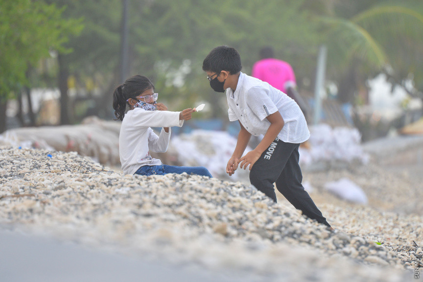 ޖޫން 18، 2020: ކޮވިޑް19ގެ ޕޮޒިޓިވް ކޭސްއެށް މާލޭއިން ފެނުމާގުޅިގެން މާލޭ ސަރަހައްދު ލޮކްޑައުން ކުރުމާށްފަހު ދެ މަސް ދުވަސް ފަހުން ބޮޑު ލުއިތަކެއް ދިނުމާއެކު ކުޑަކުދިންނަށް ބޭރަށް ނިކުމެ އުފާކުރުން: ކުޑަ ކުދިންނަށް ބޭރަށް ނިކުމެވޭނެ ވަގުތަކީ ހަވީރު 4:00 - 6:00 އަަށް - ސަން ފޮޓޯ/ ފަޔާޒު މޫސާ