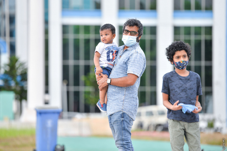 ޖޫން 18، 2020: ކޮވިޑް19ގެ ޕޮޒިޓިވް ކޭސްއެށް މާލޭއިން ފެނުމާގުޅިގެން މާލޭ ސަރަހައްދު ލޮކްޑައުން ކުރުމާށްފަހު ދެ މަސް ދުވަސް ފަހުން ބޮޑު ލުއިތަކެއް ދިނުމާއެކު ކުޑަކުދިންނަށް ބޭރަށް ނިކުމެ އުފާކުރުން: ކުޑަ ކުދިންނަށް ބޭރަށް ނިކުމެވޭނެ ވަގުތަކީ ހަވީރު 4:00 - 6:00 އަަށް - ސަން ފޮޓޯ/ ފަޔާޒު މޫސާ
