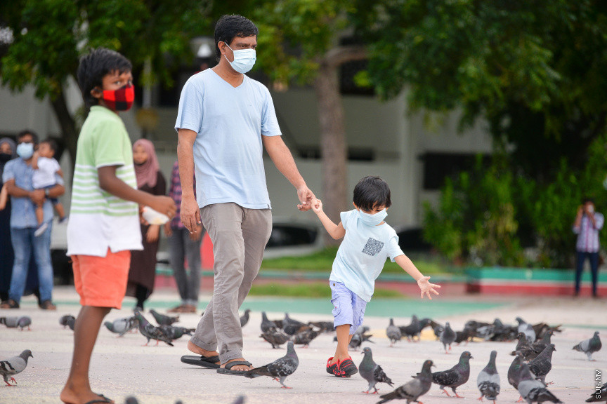 ޖޫން 18، 2020: ކޮވިޑް19ގެ ޕޮޒިޓިވް ކޭސްއެށް މާލޭއިން ފެނުމާގުޅިގެން މާލޭ ސަރަހައްދު ލޮކްޑައުން ކުރުމާށްފަހު ދެ މަސް ދުވަސް ފަހުން ބޮޑު ލުއިތަކެއް ދިނުމާއެކު ކުޑަކުދިންނަށް ބޭރަށް ނިކުމެ އުފާކުރުން: ކުޑަ ކުދިންނަށް ބޭރަށް ނިކުމެވޭނެ ވަގުތަކީ ހަވީރު 4:00 - 6:00 އަަށް - ސަން ފޮޓޯ/ ފަޔާޒު މޫސާ