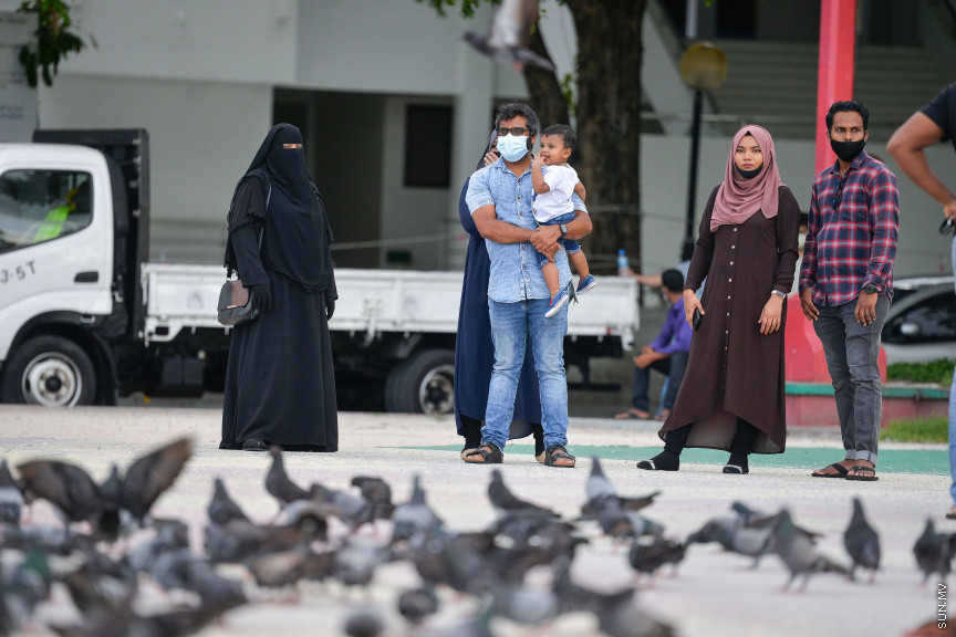 ޖޫން 18، 2020: ކޮވިޑް19ގެ ޕޮޒިޓިވް ކޭސްއެށް މާލޭއިން ފެނުމާގުޅިގެން މާލޭ ސަރަހައްދު ލޮކްޑައުން ކުރުމާށްފަހު ދެ މަސް ދުވަސް ފަހުން ބޮޑު ލުއިތަކެއް ދިނުމާއެކު ކުޑަކުދިންނަށް ބޭރަށް ނިކުމެ އުފާކުރުން: ކުޑަ ކުދިންނަށް ބޭރަށް ނިކުމެވޭނެ ވަގުތަކީ ހަވީރު 4:00 - 6:00 އަަށް - ސަން ފޮޓޯ/ ފަޔާޒު މޫސާ