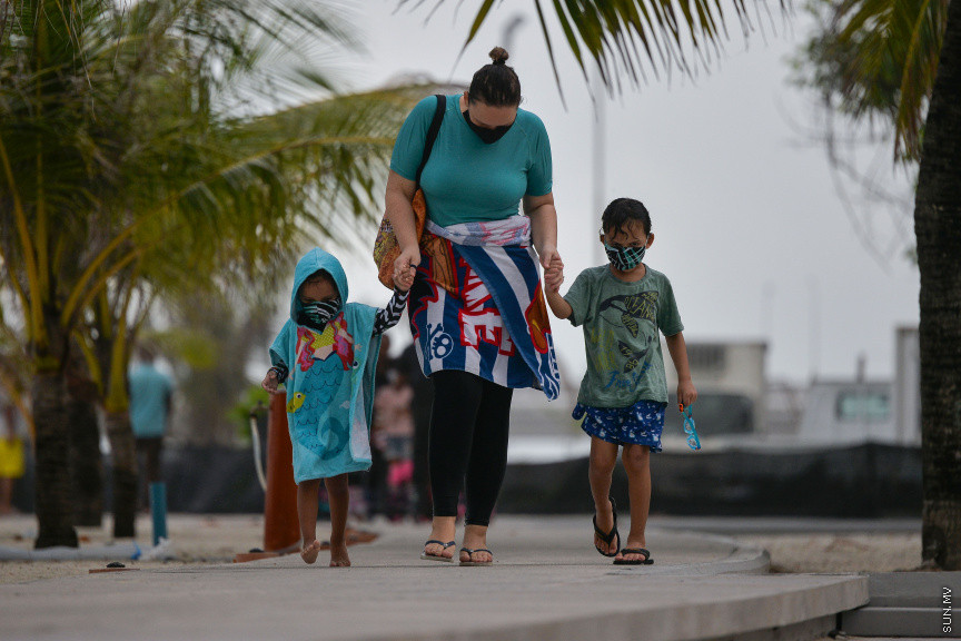 ޖޫން 18، 2020: ކޮވިޑް19ގެ ޕޮޒިޓިވް ކޭސްއެށް މާލޭއިން ފެނުމާގުޅިގެން މާލޭ ސަރަހައްދު ލޮކްޑައުން ކުރުމާށްފަހު ދެ މަސް ދުވަސް ފަހުން ބޮޑު ލުއިތަކެއް ދިނުމާއެކު ކުޑަކުދިންނަށް ބޭރަށް ނިކުމެ އުފާކުރުން: ކުޑަ ކުދިންނަށް ބޭރަށް ނިކުމެވޭނެ ވަގުތަކީ ހަވީރު 4:00 - 6:00 އަަށް - ސަން ފޮޓޯ/ ފަޔާޒު މޫސާ
