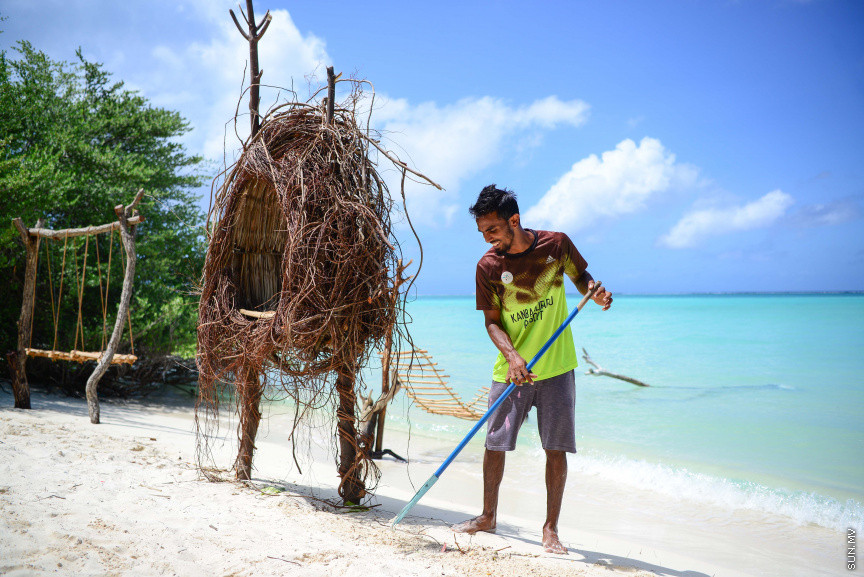 ށ. ފުނަދޫގެ ސަންރައިޒް ބީޗު ހެދުމުގައި އުޅޭ ބައެއް ޒުވާނުން -- ސަން ފޮޓޯ/ މުހައްމަދު އަފްރާހު