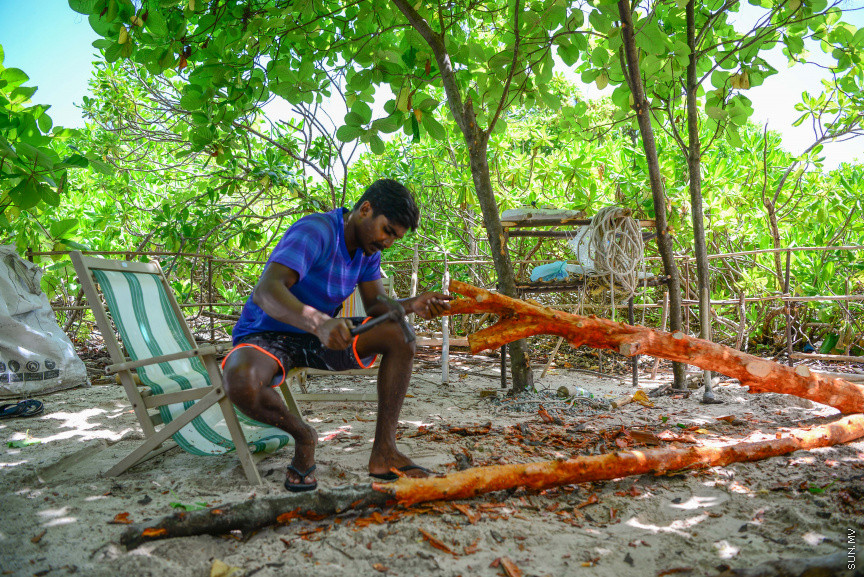 ށ. ފުނަދޫގެ ސަންރައިޒް ބީޗު ހެދުމުގައި އުޅޭ ބައެއް ޒުވާނުން -- ސަން ފޮޓޯ/ މުހައްމަދު އަފްރާހު