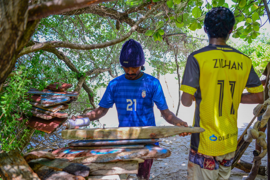ށ. ފުނަދޫގެ ސަންރައިޒް ބީޗު ހެދުމުގައި އުޅޭ ބައެއް ޒުވާނުން -- ސަން ފޮޓޯ/ މުހައްމަދު އަފްރާހު