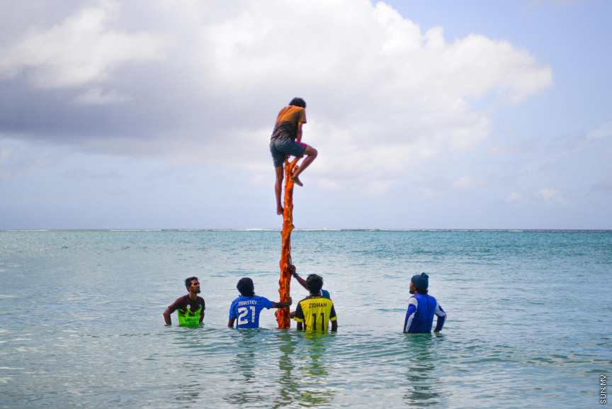 ށ. ފުނަދޫގެ ސަންރައިޒް ބީޗު ހެދުމުގައި އުޅޭ ބައެއް ޒުވާނުން -- ސަން ފޮޓޯ/ މުހައްމަދު އަފްރާހު