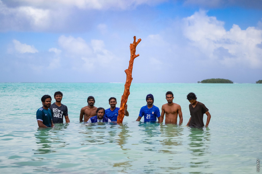 ށ. ފުނަދޫގެ ސަންރައިޒް ބީޗު ހެދުމުގައި އުޅޭ ބައެއް ޒުވާނުން -- ސަން ފޮޓޯ/ މުހައްމަދު އަފްރާހު