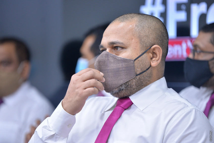 ޖޫން 22، 2020: ޕްރޮގްރެސިވް ކޮންގްރެސް ކޯލިޝަންގެ އެޑްވައިޒަރު ކަމުގެ މަގާމް މުހައްމަދު ވަހީދު ހަސަން މަނިކުއަށް ދެއްވުމަށް ބޭއްވި ހާއްސަ ނޫސްވެރިންގެ ބައްދަލުވުމުގެ ތެރެއިން -- ސަން ފޮޓޯ/ ފަޔާޒު މޫސާ