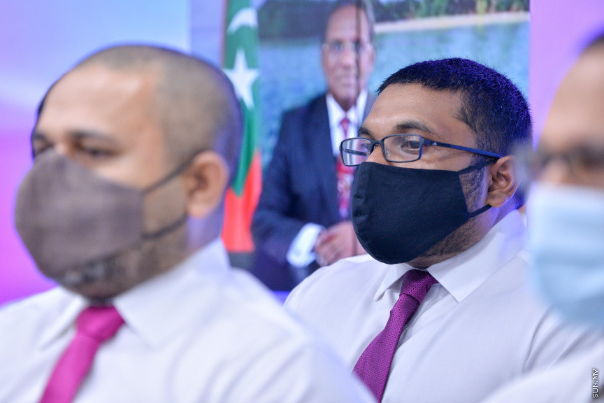 ޖޫން 22، 2020: ޕްރޮގްރެސިވް ކޮންގްރެސް ކޯލިޝަންގެ އެޑްވައިޒަރު ކަމުގެ މަގާމް މުހައްމަދު ވަހީދު ހަސަން މަނިކުއަށް ދެއްވުމަށް ބޭއްވި ހާއްސަ ނޫސްވެރިންގެ ބައްދަލުވުމުގެ ތެރެއިން -- ސަން ފޮޓޯ/ ފަޔާޒު މޫސާ