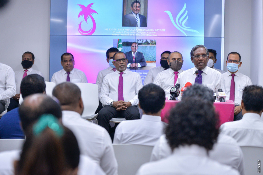 ޖޫން 22، 2020: ޕްރޮގްރެސިވް ކޮންގްރެސް ކޯލިޝަންގެ އެޑްވައިޒަރު ކަމުގެ މަގާމް މުހައްމަދު ވަހީދު ހަސަން މަނިކުއަށް ދެއްވުމަށް ބޭއްވި ހާއްސަ ނޫސްވެރިންގެ ބައްދަލުވުމުގެ ތެރެއިން -- ސަން ފޮޓޯ/ ފަޔާޒު މޫސާ