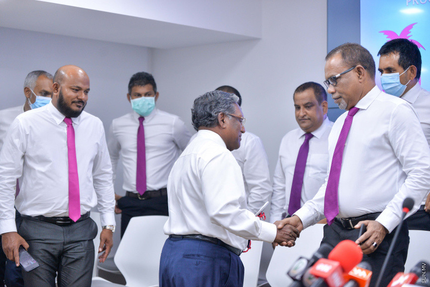 ޖޫން 22، 2020: ޕްރޮގްރެސިވް ކޮންގްރެސް ކޯލިޝަންގެ އެޑްވައިޒަރު ކަމުގެ މަގާމް މުހައްމަދު ވަހީދު ހަސަން މަނިކުއަށް ދެއްވުމަށް ބޭއްވި ހާއްސަ ނޫސްވެރިންގެ ބައްދަލުވުމުގެ ތެރެއިން -- ސަން ފޮޓޯ/ ފަޔާޒު މޫސާ