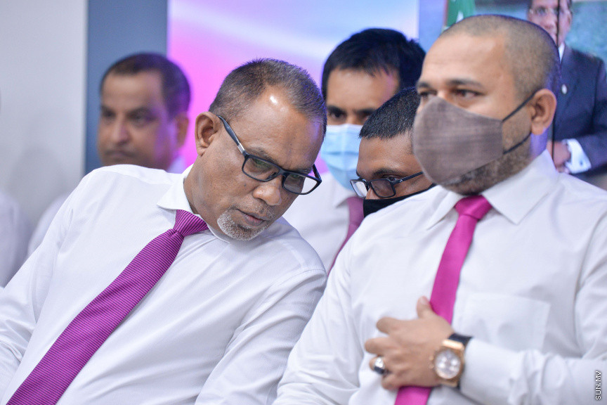 ޖޫން 22، 2020: ޕްރޮގްރެސިވް ކޮންގްރެސް ކޯލިޝަންގެ އެޑްވައިޒަރު ކަމުގެ މަގާމް މުހައްމަދު ވަހީދު ހަސަން މަނިކުއަށް ދެއްވުމަށް ބޭއްވި ހާއްސަ ނޫސްވެރިންގެ ބައްދަލުވުމުގެ ތެރެއިން -- ސަން ފޮޓޯ/ ފަޔާޒު މޫސާ