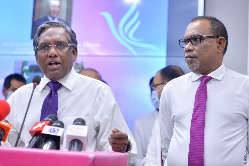 ޖޫން 22، 2020: ޕްރޮގްރެސިވް ކޮންގްރެސް ކޯލިޝަންގެ އެޑްވައިޒަރު ކަމުގެ މަގާމް މުހައްމަދު ވަހީދު ހަސަން މަނިކުއަށް ދެއްވުމަށް ބޭއްވި ހާއްސަ ނޫސްވެރިންގެ ބައްދަލުވުމުގެ ތެރެއިން -- ސަން ފޮޓޯ/ ފަޔާޒު މޫސާ