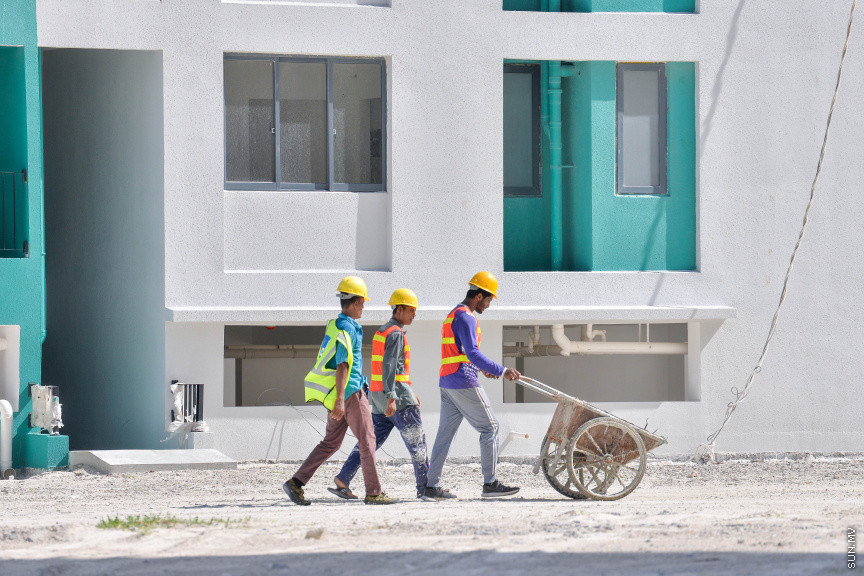 ޖޫން 24، 2020: ހުޅުމާލެ ދެވަނަ ފިޔަވަހީގައި ތަރައްގީކުރާ ހިޔާ މަޝްރޫއުގެ ފްލެޓުތައް. މި ފްލެޓުތަކުގެ 90 ޕަސެންޓް މަސައްކަތް ނިމިފައވާ ކަމަށް އެޗްޑީސީ އިން ބުނޭ. ފްލެޓުތައް ހައްގުވެރިންނާ ހަވާލު ކުރާއިރު ފިނިޝިންގެ މަސައްކަތް ނިންމާފައެއް ނުހުންނާނެ. ތަށިމުށި ޖަހައި ބޮކި ފަންކާ ހަރުކުރުމުގެ މަސައްކަތް ކުރަންޖެހޭނީ އަމިއްލަ އަށް. މި ފްލެޓުތަކުގެ ބޮޑުމިނަކީ 570 އަކަފޫޓު. 7000 ފްލެޓުގެ ތެރެއިން މީހުން ދިރިއުޅެން ހާއްސަ ކުރާނީ 6720 ފްލެޓު. ބާކީ ހާއްސަކުރާނީ ކޮމަޝާލް މަސައްކަތްތަކަށް. 25 ބުރީގެ މި އިމާރާތްތަކުގެ ކޮންމެ ފްލޯއަކު 20 އެޕާޓްމެންޓް، ކޮންމެ އިމާރާތަކަށް އަފާ ފޭބުމަށް 4 ލިފްޓު ހުރޭ. މި މަސައްކަތަށް 434 މިލިއަން ޑޮލަރު ހޭދަކުރޭ -- ސަން ފޮޓޯ/ ފަޔާޒު މޫސާ