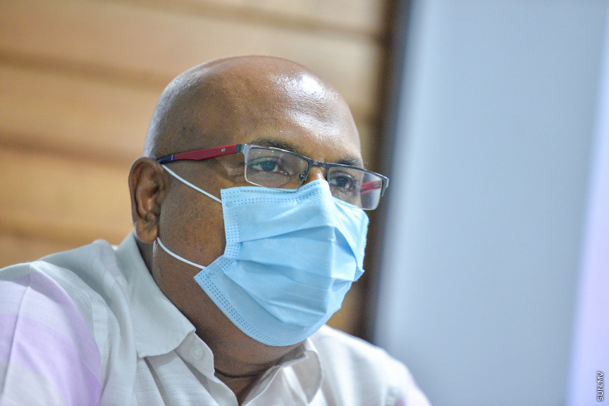 ޖޫން 24، 2020: ހުޅުމާލެ ދެވަނަ ފިޔަވަހީގައި ތަރައްގީކުރާ ހިޔާ މަޝްރޫއުގެ ފްލެޓުތައް. މި ފްލެޓުތަކުގެ 90 ޕަސެންޓް މަސައްކަތް ނިމިފައވާ ކަމަށް އެޗްޑީސީ އިން ބުނޭ. ފްލެޓުތައް ހައްގުވެރިންނާ ހަވާލު ކުރާއިރު ފިނިޝިންގެ މަސައްކަތް ނިންމާފައެއް ނުހުންނާނެ. ތަށިމުށި ޖަހައި ބޮކި ފަންކާ ހަރުކުރުމުގެ މަސައްކަތް ކުރަންޖެހޭނީ އަމިއްލަ އަށް. މި ފްލެޓުތަކުގެ ބޮޑުމިނަކީ 570 އަކަފޫޓު. 7000 ފްލެޓުގެ ތެރެއިން މީހުން ދިރިއުޅެން ހާއްސަ ކުރާނީ 6720 ފްލެޓު. ބާކީ ހާއްސަކުރާނީ ކޮމަޝާލް މަސައްކަތްތަކަށް. 25 ބުރީގެ މި އިމާރާތްތަކުގެ ކޮންމެ ފްލޯއަކު 20 އެޕާޓްމެންޓް، ކޮންމެ އިމާރާތަކަށް އަފާ ފޭބުމަށް 4 ލިފްޓު ހުރޭ. މި މަސައްކަތަށް 434 މިލިއަން ޑޮލަރު ހޭދަކުރޭ -- ސަން ފޮޓޯ/ ފަޔާޒު މޫސާ