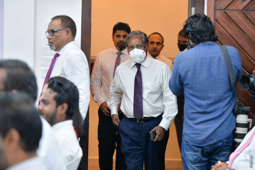 ޖޫން 25، 2020: ރައީސް ޔާމީން ވެރިކަމުގެ ފުރަތަމަ ނައިބް ރައީސް ޑރ. މުހައްމަދު ޖަމީލް އަހުމަދު، އިދިކޮޅު ޕްރޮގްރެސިވް ޕާޓީ އޮފް މޯލްޑިވްސް (ޕީޕީއެމް) އަށް ސޮއިކުރުމަށް ބޭއްވި ހަފްލާގެ ތެރެއިން -- ސަން ފޮޓޯ/ ފަޔާޒު މޫސާ