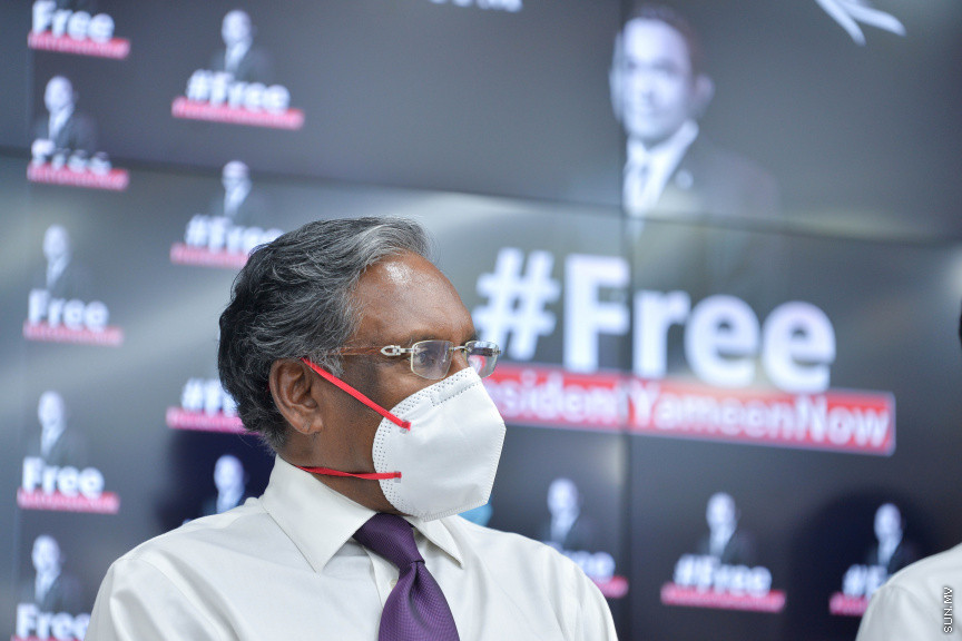 ޖޫން 25، 2020: ރައީސް ޔާމީން ވެރިކަމުގެ ފުރަތަމަ ނައިބް ރައީސް ޑރ. މުހައްމަދު ޖަމީލް އަހުމަދު، އިދިކޮޅު ޕްރޮގްރެސިވް ޕާޓީ އޮފް މޯލްޑިވްސް (ޕީޕީއެމް) އަށް ސޮއިކުރުމަށް ބޭއްވި ހަފްލާގެ ތެރެއިން -- ސަން ފޮޓޯ/ ފަޔާޒު މޫސާ