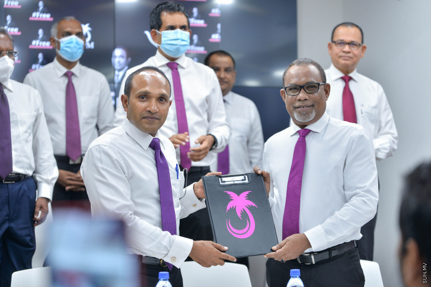 ޖޫން 25، 2020: ރައީސް ޔާމީން ވެރިކަމުގެ ފުރަތަމަ ނައިބް ރައީސް ޑރ. މުހައްމަދު ޖަމީލް އަހުމަދު، އިދިކޮޅު ޕްރޮގްރެސިވް ޕާޓީ އޮފް މޯލްޑިވްސް (ޕީޕީއެމް) އަށް ސޮއިކުރުމަށް ބޭއްވި ހަފްލާގެ ތެރެއިން -- ސަން ފޮޓޯ/ ފަޔާޒު މޫސާ