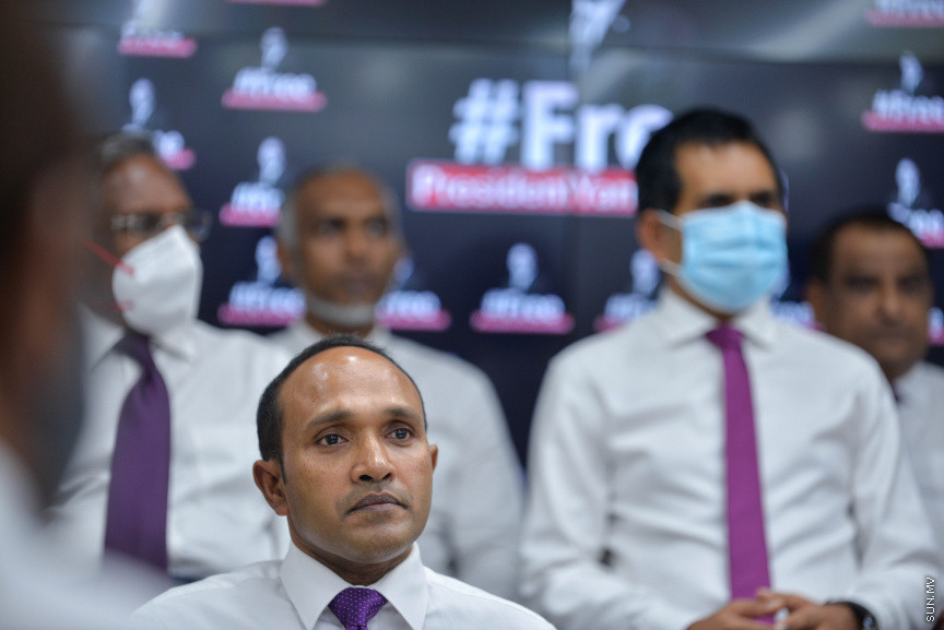 ޖޫން 25، 2020: ރައީސް ޔާމީން ވެރިކަމުގެ ފުރަތަމަ ނައިބް ރައީސް ޑރ. މުހައްމަދު ޖަމީލް އަހުމަދު، އިދިކޮޅު ޕްރޮގްރެސިވް ޕާޓީ އޮފް މޯލްޑިވްސް (ޕީޕީއެމް) އަށް ސޮއިކުރުމަށް ބޭއްވި ހަފްލާގެ ތެރެއިން -- ސަން ފޮޓޯ/ ފަޔާޒު މޫސާ