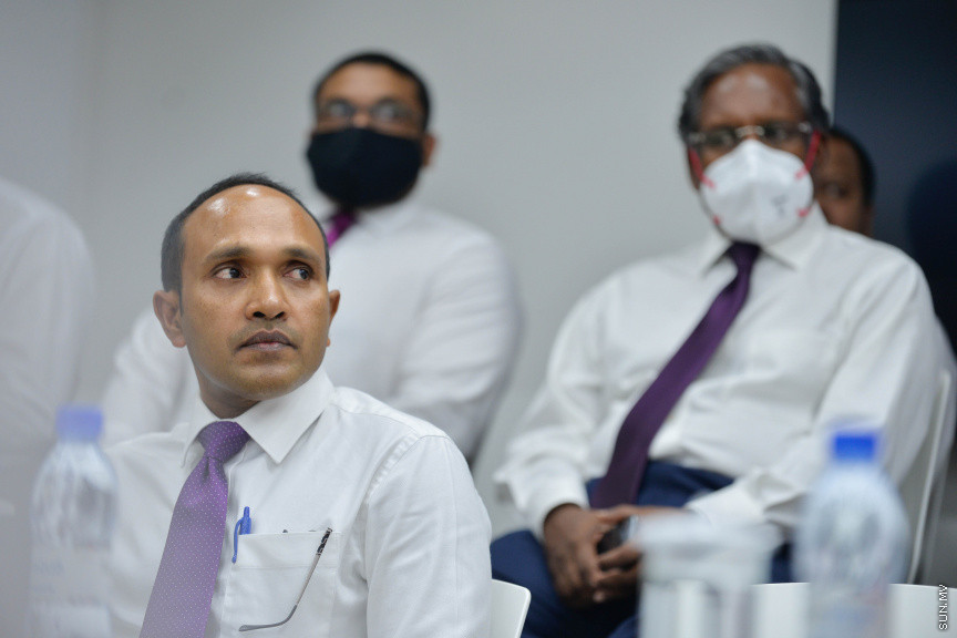 ޖޫން 25، 2020: ރައީސް ޔާމީން ވެރިކަމުގެ ފުރަތަމަ ނައިބް ރައީސް ޑރ. މުހައްމަދު ޖަމީލް އަހުމަދު، އިދިކޮޅު ޕްރޮގްރެސިވް ޕާޓީ އޮފް މޯލްޑިވްސް (ޕީޕީއެމް) އަށް ސޮއިކުރުމަށް ބޭއްވި ހަފްލާގެ ތެރެއިން -- ސަން ފޮޓޯ/ ފަޔާޒު މޫސާ