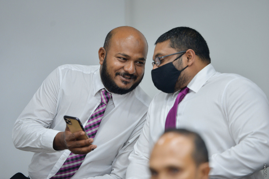 ޖޫން 25، 2020: ރައީސް ޔާމީން ވެރިކަމުގެ ފުރަތަމަ ނައިބް ރައީސް ޑރ. މުހައްމަދު ޖަމީލް އަހުމަދު، އިދިކޮޅު ޕްރޮގްރެސިވް ޕާޓީ އޮފް މޯލްޑިވްސް (ޕީޕީއެމް) އަށް ސޮއިކުރުމަށް ބޭއްވި ހަފްލާގެ ތެރެއިން -- ސަން ފޮޓޯ/ ފަޔާޒު މޫސާ