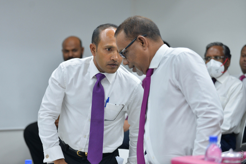 ޖޫން 25، 2020: ރައީސް ޔާމީން ވެރިކަމުގެ ފުރަތަމަ ނައިބް ރައީސް ޑރ. މުހައްމަދު ޖަމީލް އަހުމަދު، އިދިކޮޅު ޕްރޮގްރެސިވް ޕާޓީ އޮފް މޯލްޑިވްސް (ޕީޕީއެމް) އަށް ސޮއިކުރުމަށް ބޭއްވި ހަފްލާގެ ތެރެއިން -- ސަން ފޮޓޯ/ ފަޔާޒު މޫސާ