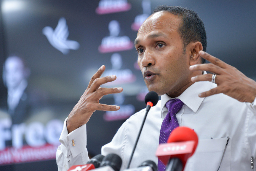 ޖޫން 25، 2020: ރައީސް ޔާމީން ވެރިކަމުގެ ފުރަތަމަ ނައިބް ރައީސް ޑރ. މުހައްމަދު ޖަމީލް އަހުމަދު، އިދިކޮޅު ޕްރޮގްރެސިވް ޕާޓީ އޮފް މޯލްޑިވްސް (ޕީޕީއެމް) އަށް ސޮއިކުރުމަށް ބޭއްވި ހަފްލާގެ ތެރެއިން -- ސަން ފޮޓޯ/ ފަޔާޒު މޫސާ