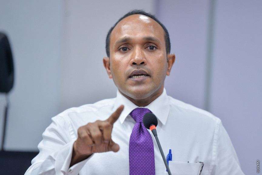 ޖޫން 25، 2020: ރައީސް ޔާމީން ވެރިކަމުގެ ފުރަތަމަ ނައިބް ރައީސް ޑރ. މުހައްމަދު ޖަމީލް އަހުމަދު، އިދިކޮޅު ޕްރޮގްރެސިވް ޕާޓީ އޮފް މޯލްޑިވްސް (ޕީޕީއެމް) އަށް ސޮއިކުރުމަށް ބޭއްވި ހަފްލާގެ ތެރެއިން -- ސަން ފޮޓޯ/ ފަޔާޒު މޫސާ