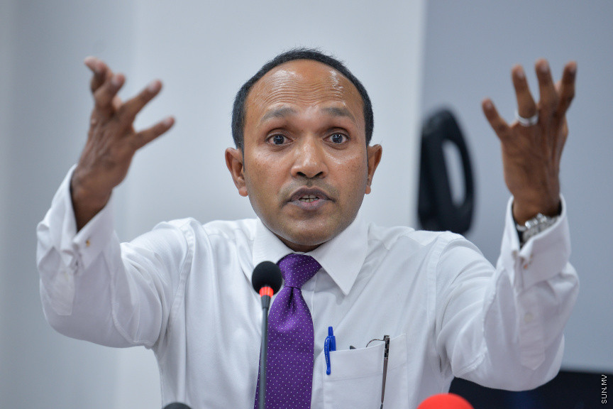 ޖޫން 25، 2020: ރައީސް ޔާމީން ވެރިކަމުގެ ފުރަތަމަ ނައިބް ރައީސް ޑރ. މުހައްމަދު ޖަމީލް އަހުމަދު، އިދިކޮޅު ޕްރޮގްރެސިވް ޕާޓީ އޮފް މޯލްޑިވްސް (ޕީޕީއެމް) އަށް ސޮއިކުރުމަށް ބޭއްވި ހަފްލާގެ ތެރެއިން -- ސަން ފޮޓޯ/ ފަޔާޒު މޫސާ