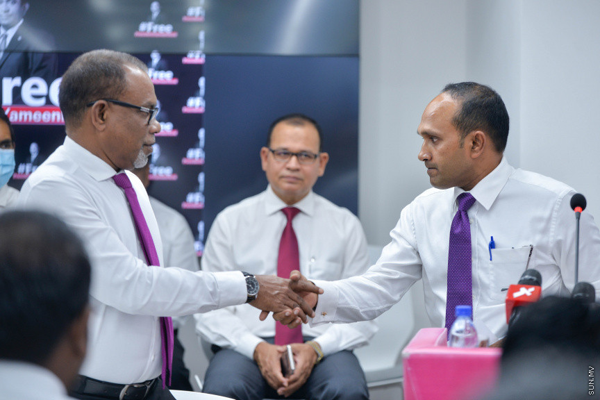 ޖޫން 25، 2020: ރައީސް ޔާމީން ވެރިކަމުގެ ފުރަތަމަ ނައިބް ރައީސް ޑރ. މުހައްމަދު ޖަމީލް އަހުމަދު، އިދިކޮޅު ޕްރޮގްރެސިވް ޕާޓީ އޮފް މޯލްޑިވްސް (ޕީޕީއެމް) އަށް ސޮއިކުރުމަށް ބޭއްވި ހަފްލާގެ ތެރެއިން -- ސަން ފޮޓޯ/ ފަޔާޒު މޫސާ