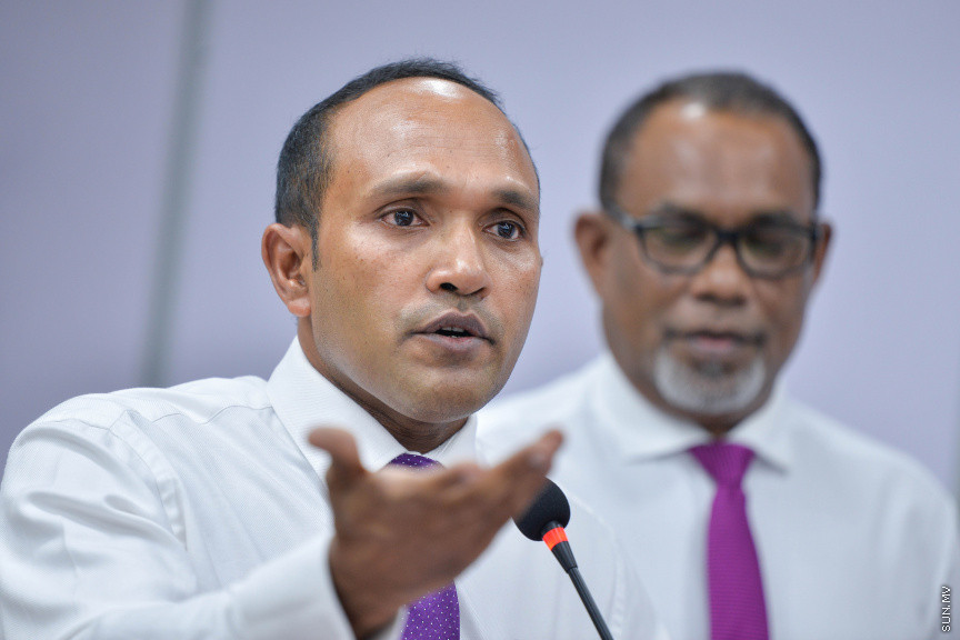 ޖޫން 25، 2020: ރައީސް ޔާމީން ވެރިކަމުގެ ފުރަތަމަ ނައިބް ރައީސް ޑރ. މުހައްމަދު ޖަމީލް އަހުމަދު، އިދިކޮޅު ޕްރޮގްރެސިވް ޕާޓީ އޮފް މޯލްޑިވްސް (ޕީޕީއެމް) އަށް ސޮއިކުރުމަށް ބޭއްވި ހަފްލާގެ ތެރެއިން -- ސަން ފޮޓޯ/ ފަޔާޒު މޫސާ