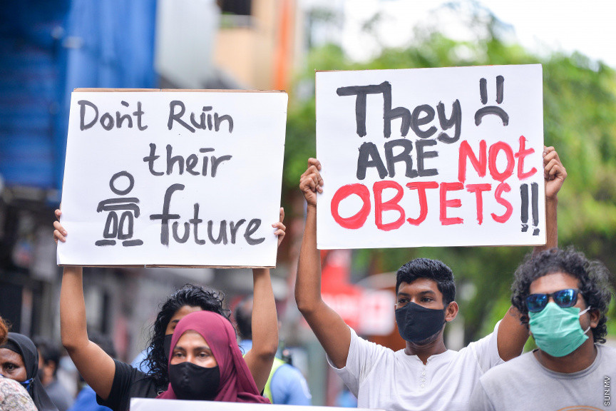 ޖޫން 29، 2020: ރޭޕްއާ ދެކޮޅަށް މާލޭގައި ކުރި މުޒާހަރާގެ ތެރެއިން: ޖެންޑާ މިނިސްޓްރީ ކައިރިން ފެށި މުޒާހަރާ އަކީ، މިދިޔަ ހުކުރު ދުވަހު ހުޅުމާލޭ ފަޅުގައި އޮތް ސަފާރީއެއްގައި ބިދޭސީ އަންހެނަކަށް ޖިންސީ ގޯނާކުރި ކަމަށް ތުހުމަތު ކުރެވޭ މީހުން ހައްޔަރުކުރުމަށް ފަހު އެމީހުން ބަންދުން ދޫކޮށްލުމާ ގުޅިގެން ކުރި މުޒާހަރާއެއް -- ސަން ފޮޓޯ/ ފަޔާޒު މޫސާ 