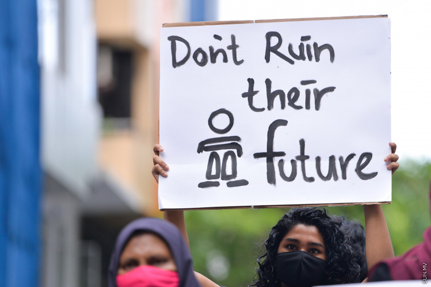 ޖޫން 29، 2020: ރޭޕްއާ ދެކޮޅަށް މާލޭގައި ކުރި މުޒާހަރާގެ ތެރެއިން: ޖެންޑާ މިނިސްޓްރީ ކައިރިން ފެށި މުޒާހަރާ އަކީ، މިދިޔަ ހުކުރު ދުވަހު ހުޅުމާލޭ ފަޅުގައި އޮތް ސަފާރީއެއްގައި ބިދޭސީ އަންހެނަކަށް ޖިންސީ ގޯނާކުރި ކަމަށް ތުހުމަތު ކުރެވޭ މީހުން ހައްޔަރުކުރުމަށް ފަހު އެމީހުން ބަންދުން ދޫކޮށްލުމާ ގުޅިގެން ކުރި މުޒާހަރާއެއް -- ސަން ފޮޓޯ/ ފަޔާޒު މޫސާ 
