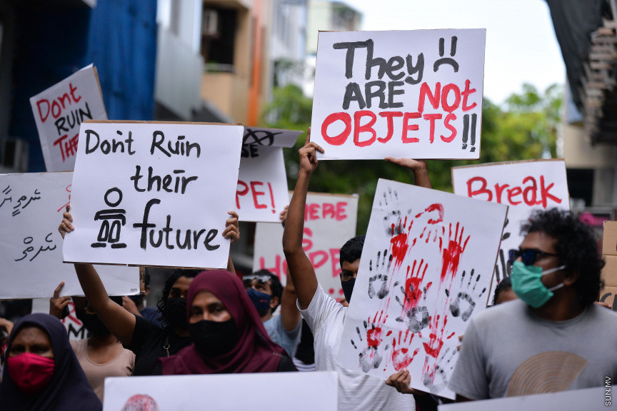 ޖޫން 29، 2020: ރޭޕްއާ ދެކޮޅަށް މާލޭގައި ކުރި މުޒާހަރާގެ ތެރެއިން: ޖެންޑާ މިނިސްޓްރީ ކައިރިން ފެށި މުޒާހަރާ އަކީ، މިދިޔަ ހުކުރު ދުވަހު ހުޅުމާލޭ ފަޅުގައި އޮތް ސަފާރީއެއްގައި ބިދޭސީ އަންހެނަކަށް ޖިންސީ ގޯނާކުރި ކަމަށް ތުހުމަތު ކުރެވޭ މީހުން ހައްޔަރުކުރުމަށް ފަހު އެމީހުން ބަންދުން ދޫކޮށްލުމާ ގުޅިގެން ކުރި މުޒާހަރާއެއް -- ސަން ފޮޓޯ/ ފަޔާޒު މޫސާ 