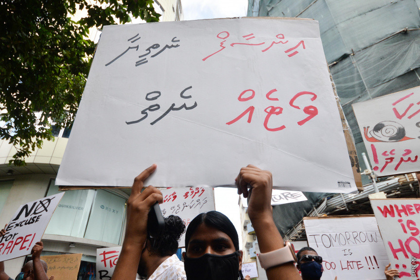 ޖޫން 29، 2020: ރޭޕްއާ ދެކޮޅަށް މާލޭގައި ކުރި މުޒާހަރާގެ ތެރެއިން: ޖެންޑާ މިނިސްޓްރީ ކައިރިން ފެށި މުޒާހަރާ އަކީ، މިދިޔަ ހުކުރު ދުވަހު ހުޅުމާލޭ ފަޅުގައި އޮތް ސަފާރީއެއްގައި ބިދޭސީ އަންހެނަކަށް ޖިންސީ ގޯނާކުރި ކަމަށް ތުހުމަތު ކުރެވޭ މީހުން ހައްޔަރުކުރުމަށް ފަހު އެމީހުން ބަންދުން ދޫކޮށްލުމާ ގުޅިގެން ކުރި މުޒާހަރާއެއް -- ސަން ފޮޓޯ/ ފަޔާޒު މޫސާ 