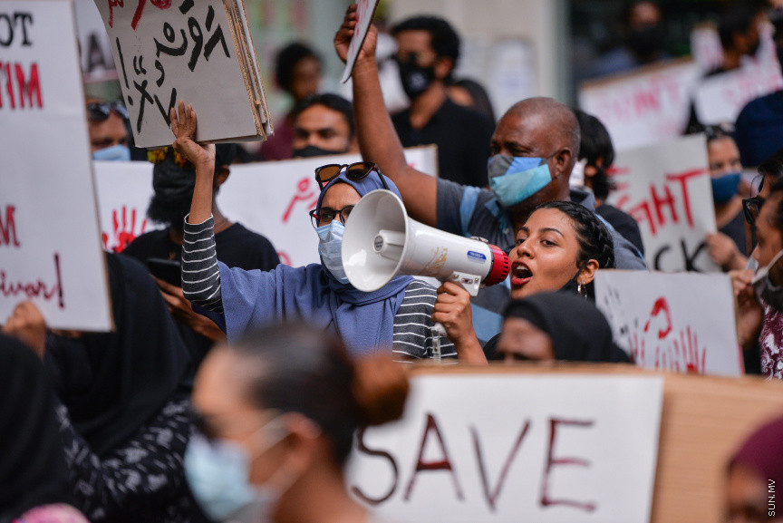 ޖޫން 29، 2020: ރޭޕްއާ ދެކޮޅަށް މާލޭގައި ކުރި މުޒާހަރާގެ ތެރެއިން: ޖެންޑާ މިނިސްޓްރީ ކައިރިން ފެށި މުޒާހަރާ އަކީ، މިދިޔަ ހުކުރު ދުވަހު ހުޅުމާލޭ ފަޅުގައި އޮތް ސަފާރީއެއްގައި ބިދޭސީ އަންހެނަކަށް ޖިންސީ ގޯނާކުރި ކަމަށް ތުހުމަތު ކުރެވޭ މީހުން ހައްޔަރުކުރުމަށް ފަހު އެމީހުން ބަންދުން ދޫކޮށްލުމާ ގުޅިގެން ކުރި މުޒާހަރާއެއް -- ސަން ފޮޓޯ/ ފަޔާޒު މޫސާ 