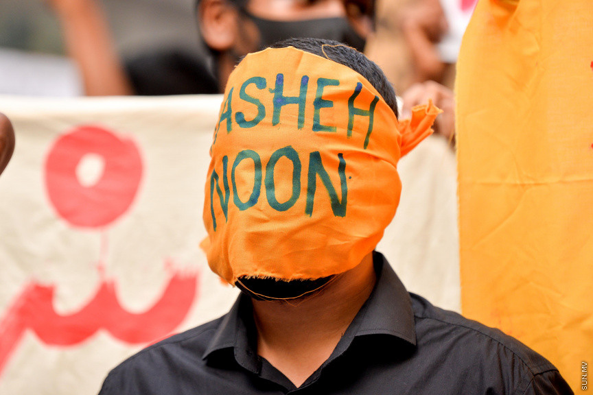 ޖޫން 29، 2020: ރޭޕްއާ ދެކޮޅަށް މާލޭގައި ކުރި މުޒާހަރާގެ ތެރެއިން: ޖެންޑާ މިނިސްޓްރީ ކައިރިން ފެށި މުޒާހަރާ އަކީ، މިދިޔަ ހުކުރު ދުވަހު ހުޅުމާލޭ ފަޅުގައި އޮތް ސަފާރީއެއްގައި ބިދޭސީ އަންހެނަކަށް ޖިންސީ ގޯނާކުރި ކަމަށް ތުހުމަތު ކުރެވޭ މީހުން ހައްޔަރުކުރުމަށް ފަހު އެމީހުން ބަންދުން ދޫކޮށްލުމާ ގުޅިގެން ކުރި މުޒާހަރާއެއް -- ސަން ފޮޓޯ/ ފަޔާޒު މޫސާ 
