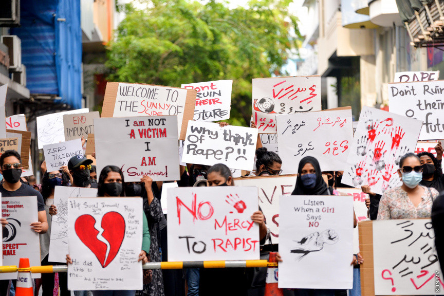 ޖޫން 29، 2020: ރޭޕްއާ ދެކޮޅަށް މާލޭގައި ކުރި މުޒާހަރާގެ ތެރެއިން: ޖެންޑާ މިނިސްޓްރީ ކައިރިން ފެށި މުޒާހަރާ އަކީ، މިދިޔަ ހުކުރު ދުވަހު ހުޅުމާލޭ ފަޅުގައި އޮތް ސަފާރީއެއްގައި ބިދޭސީ އަންހެނަކަށް ޖިންސީ ގޯނާކުރި ކަމަށް ތުހުމަތު ކުރެވޭ މީހުން ހައްޔަރުކުރުމަށް ފަހު އެމީހުން ބަންދުން ދޫކޮށްލުމާ ގުޅިގެން ކުރި މުޒާހަރާއެއް -- ސަން ފޮޓޯ/ ފަޔާޒު މޫސާ 
