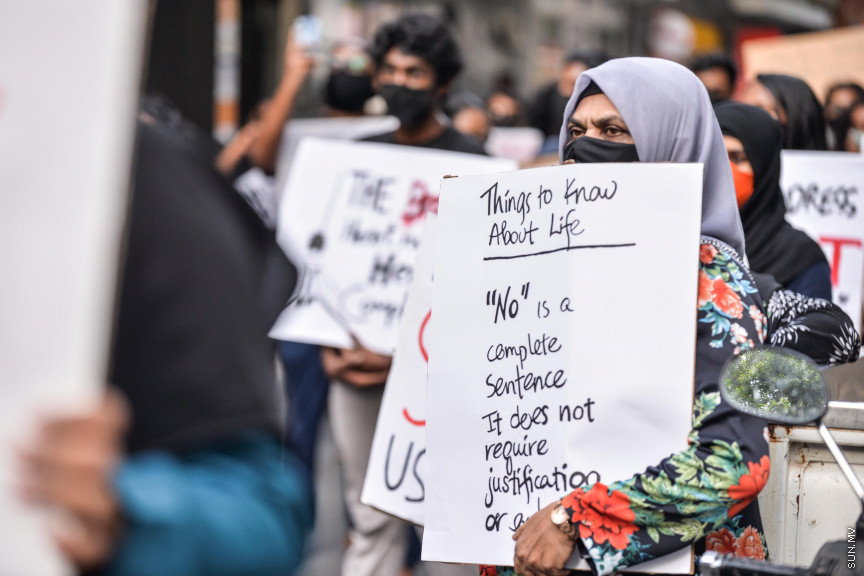 ޖޫން 29، 2020: ރޭޕްއާ ދެކޮޅަށް މާލޭގައި ކުރި މުޒާހަރާގެ ތެރެއިން: ޖެންޑާ މިނިސްޓްރީ ކައިރިން ފެށި މުޒާހަރާ އަކީ، މިދިޔަ ހުކުރު ދުވަހު ހުޅުމާލޭ ފަޅުގައި އޮތް ސަފާރީއެއްގައި ބިދޭސީ އަންހެނަކަށް ޖިންސީ ގޯނާކުރި ކަމަށް ތުހުމަތު ކުރެވޭ މީހުން ހައްޔަރުކުރުމަށް ފަހު އެމީހުން ބަންދުން ދޫކޮށްލުމާ ގުޅިގެން ކުރި މުޒާހަރާއެއް -- ސަން ފޮޓޯ/ ފަޔާޒު މޫސާ 