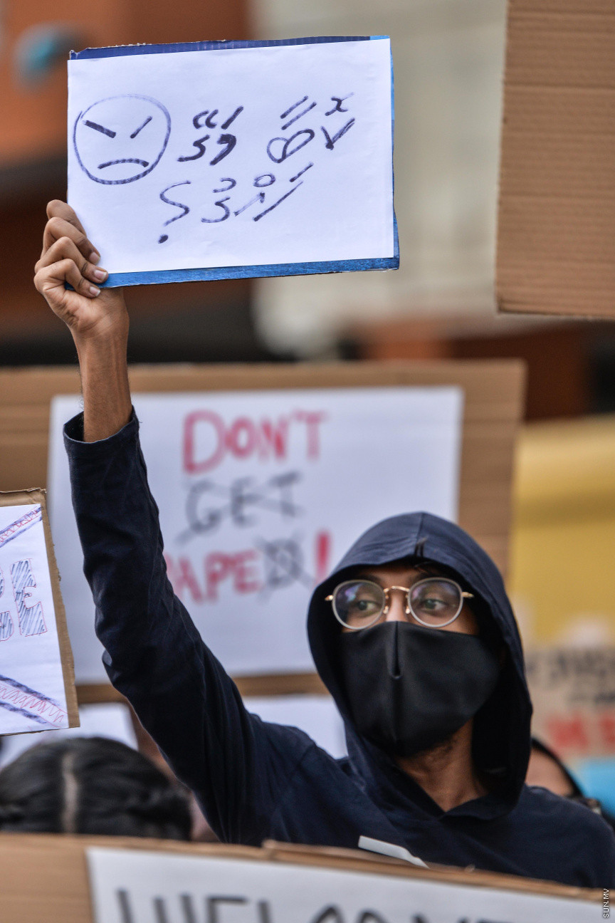 ޖޫން 29، 2020: ރޭޕްއާ ދެކޮޅަށް މާލޭގައި ކުރި މުޒާހަރާގެ ތެރެއިން: ޖެންޑާ މިނިސްޓްރީ ކައިރިން ފެށި މުޒާހަރާ އަކީ، މިދިޔަ ހުކުރު ދުވަހު ހުޅުމާލޭ ފަޅުގައި އޮތް ސަފާރީއެއްގައި ބިދޭސީ އަންހެނަކަށް ޖިންސީ ގޯނާކުރި ކަމަށް ތުހުމަތު ކުރެވޭ މީހުން ހައްޔަރުކުރުމަށް ފަހު އެމީހުން ބަންދުން ދޫކޮށްލުމާ ގުޅިގެން ކުރި މުޒާހަރާއެއް -- ސަން ފޮޓޯ/ ފަޔާޒު މޫސާ 