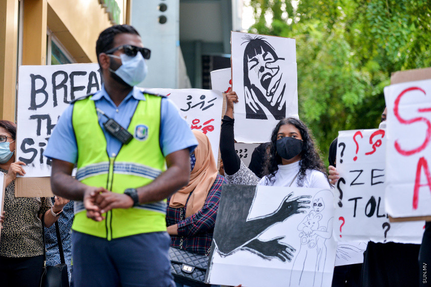 ޖޫން 29، 2020: ރޭޕްއާ ދެކޮޅަށް މާލޭގައި ކުރި މުޒާހަރާގެ ތެރެއިން: ޖެންޑާ މިނިސްޓްރީ ކައިރިން ފެށި މުޒާހަރާ އަކީ، މިދިޔަ ހުކުރު ދުވަހު ހުޅުމާލޭ ފަޅުގައި އޮތް ސަފާރީއެއްގައި ބިދޭސީ އަންހެނަކަށް ޖިންސީ ގޯނާކުރި ކަމަށް ތުހުމަތު ކުރެވޭ މީހުން ހައްޔަރުކުރުމަށް ފަހު އެމީހުން ބަންދުން ދޫކޮށްލުމާ ގުޅިގެން ކުރި މުޒާހަރާއެއް -- ސަން ފޮޓޯ/ ފަޔާޒު މޫސާ 