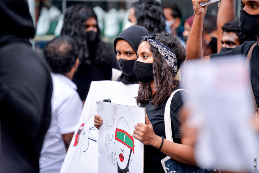 ޖޫން 29، 2020: ރޭޕްއާ ދެކޮޅަށް މާލޭގައި ކުރި މުޒާހަރާގެ ތެރެއިން: ޖެންޑާ މިނިސްޓްރީ ކައިރިން ފެށި މުޒާހަރާ އަކީ، މިދިޔަ ހުކުރު ދުވަހު ހުޅުމާލޭ ފަޅުގައި އޮތް ސަފާރީއެއްގައި ބިދޭސީ އަންހެނަކަށް ޖިންސީ ގޯނާކުރި ކަމަށް ތުހުމަތު ކުރެވޭ މީހުން ހައްޔަރުކުރުމަށް ފަހު އެމީހުން ބަންދުން ދޫކޮށްލުމާ ގުޅިގެން ކުރި މުޒާހަރާއެއް -- ސަން ފޮޓޯ/ ފަޔާޒު މޫސާ 