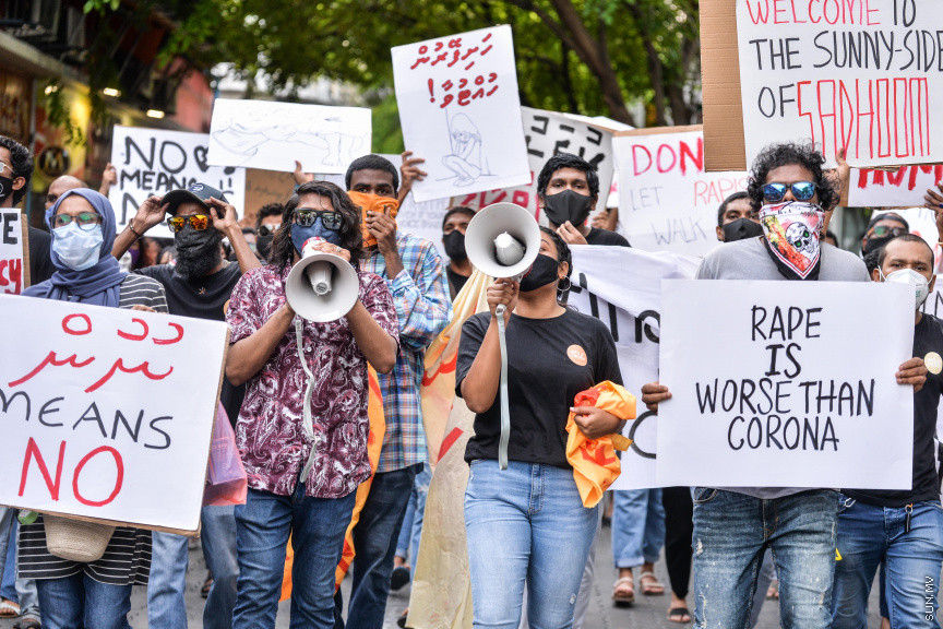 ޖޫން 29، 2020: ރޭޕްއާ ދެކޮޅަށް މާލޭގައި ކުރި މުޒާހަރާގެ ތެރެއިން: ޖެންޑާ މިނިސްޓްރީ ކައިރިން ފެށި މުޒާހަރާ އަކީ، މިދިޔަ ހުކުރު ދުވަހު ހުޅުމާލޭ ފަޅުގައި އޮތް ސަފާރީއެއްގައި ބިދޭސީ އަންހެނަކަށް ޖިންސީ ގޯނާކުރި ކަމަށް ތުހުމަތު ކުރެވޭ މީހުން ހައްޔަރުކުރުމަށް ފަހު އެމީހުން ބަންދުން ދޫކޮށްލުމާ ގުޅިގެން ކުރި މުޒާހަރާއެއް -- ސަން ފޮޓޯ/ ފަޔާޒު މޫސާ 