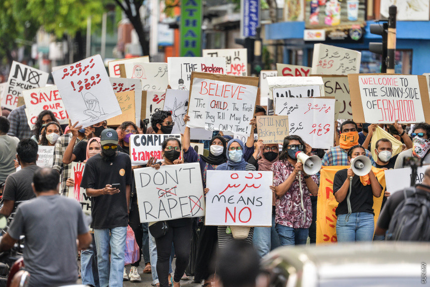 ޖޫން 29، 2020: ރޭޕްއާ ދެކޮޅަށް މާލޭގައި ކުރި މުޒާހަރާގެ ތެރެއިން: ޖެންޑާ މިނިސްޓްރީ ކައިރިން ފެށި މުޒާހަރާ އަކީ، މިދިޔަ ހުކުރު ދުވަހު ހުޅުމާލޭ ފަޅުގައި އޮތް ސަފާރީއެއްގައި ބިދޭސީ އަންހެނަކަށް ޖިންސީ ގޯނާކުރި ކަމަށް ތުހުމަތު ކުރެވޭ މީހުން ހައްޔަރުކުރުމަށް ފަހު އެމީހުން ބަންދުން ދޫކޮށްލުމާ ގުޅިގެން ކުރި މުޒާހަރާއެއް -- ސަން ފޮޓޯ/ ފަޔާޒު މޫސާ 