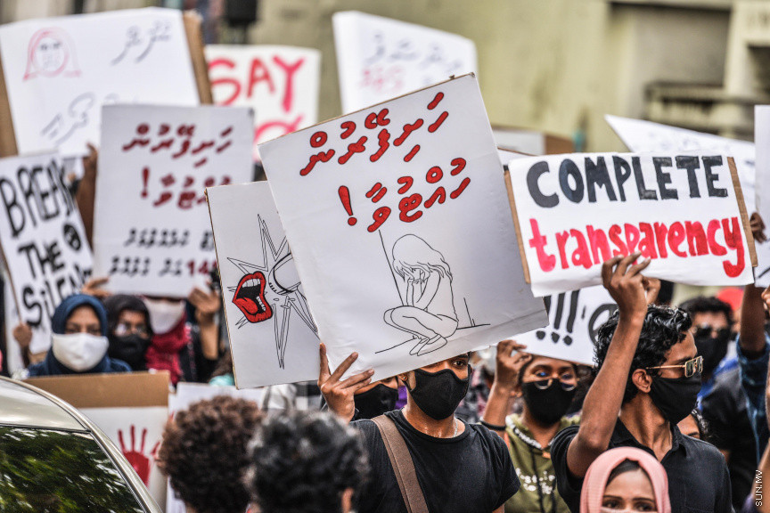 ޖޫން 29، 2020: ރޭޕްއާ ދެކޮޅަށް މާލޭގައި ކުރި މުޒާހަރާގެ ތެރެއިން: ޖެންޑާ މިނިސްޓްރީ ކައިރިން ފެށި މުޒާހަރާ އަކީ، މިދިޔަ ހުކުރު ދުވަހު ހުޅުމާލޭ ފަޅުގައި އޮތް ސަފާރީއެއްގައި ބިދޭސީ އަންހެނަކަށް ޖިންސީ ގޯނާކުރި ކަމަށް ތުހުމަތު ކުރެވޭ މީހުން ހައްޔަރުކުރުމަށް ފަހު އެމީހުން ބަންދުން ދޫކޮށްލުމާ ގުޅިގެން ކުރި މުޒާހަރާއެއް -- ސަން ފޮޓޯ/ ފަޔާޒު މޫސާ 