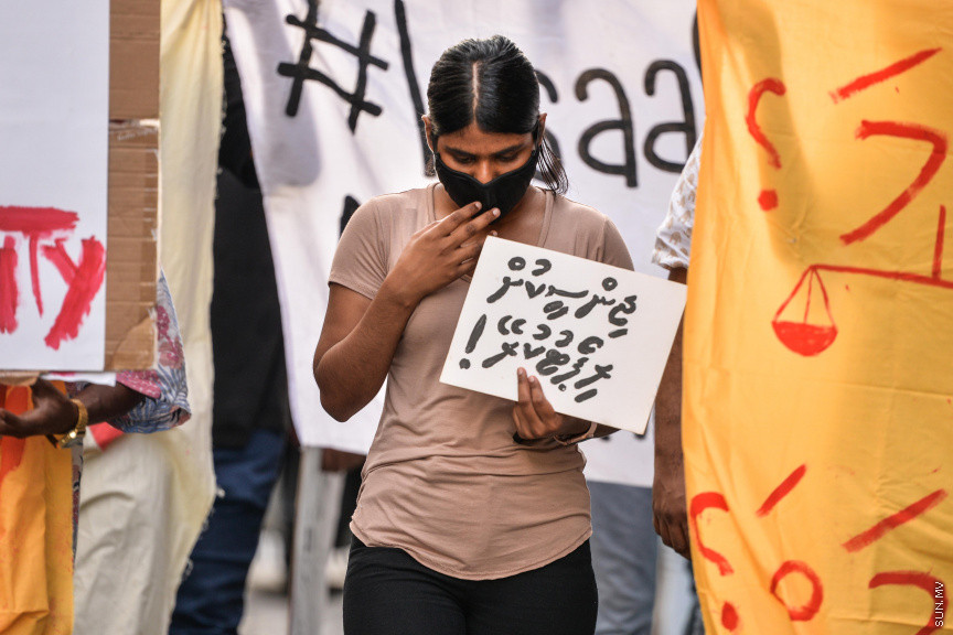 ޖޫން 29، 2020: ރޭޕްއާ ދެކޮޅަށް މާލޭގައި ކުރި މުޒާހަރާގެ ތެރެއިން: ޖެންޑާ މިނިސްޓްރީ ކައިރިން ފެށި މުޒާހަރާ އަކީ، މިދިޔަ ހުކުރު ދުވަހު ހުޅުމާލޭ ފަޅުގައި އޮތް ސަފާރީއެއްގައި ބިދޭސީ އަންހެނަކަށް ޖިންސީ ގޯނާކުރި ކަމަށް ތުހުމަތު ކުރެވޭ މީހުން ހައްޔަރުކުރުމަށް ފަހު އެމީހުން ބަންދުން ދޫކޮށްލުމާ ގުޅިގެން ކުރި މުޒާހަރާއެއް -- ސަން ފޮޓޯ/ ފަޔާޒު މޫސާ 